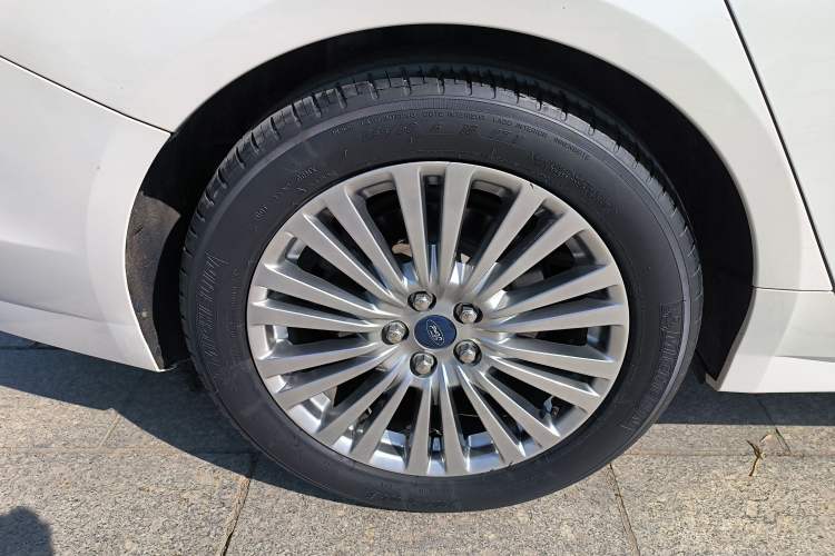Used Ford Taurus 2015 EcoBoost 245 Luxury Model Right Rear Wheel Hub