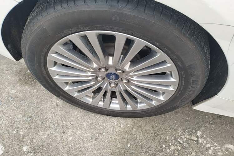 Used Ford Taurus 2015 EcoBoost 245 Luxury Model Right Rear Wheel Hub