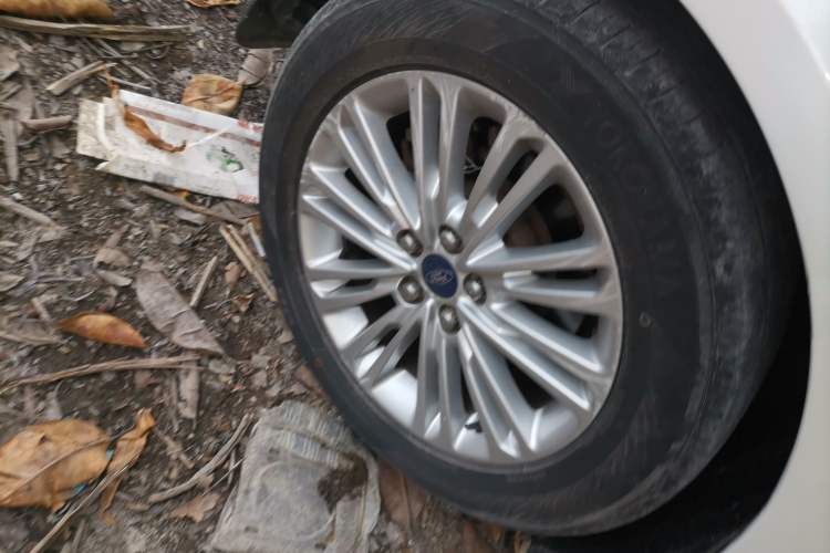 Used Ford Taurus 2015 EcoBoost 245 Fashion Edition Right Rear Wheel Hub