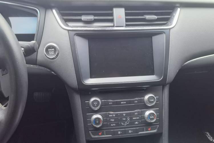 Used Ford Taurus 2016 EcoBoost 180 Luxury Model Audio And AC Panel