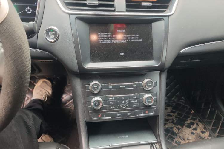 Used Ford Taurus 2016 EcoBoost 180 Luxury Model Audio And AC Panel