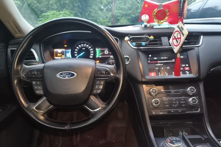 Used Ford Taurus 2016 EcoBoost 180 Luxury Model Center Console