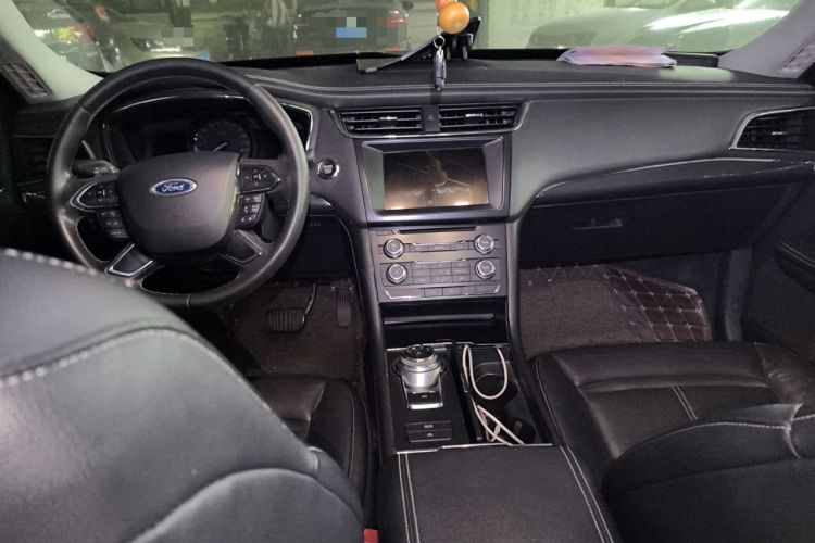 Used Ford Taurus 2016 EcoBoost 180 Luxury Model Center Console