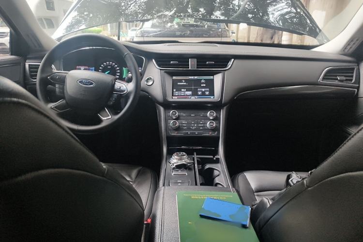 Used Ford Taurus 2016 EcoBoost 180 Luxury Model Center Console