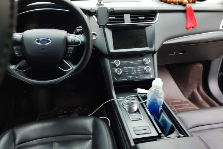 Used Ford Taurus 2016 EcoBoost 180 Luxury Model Center Console