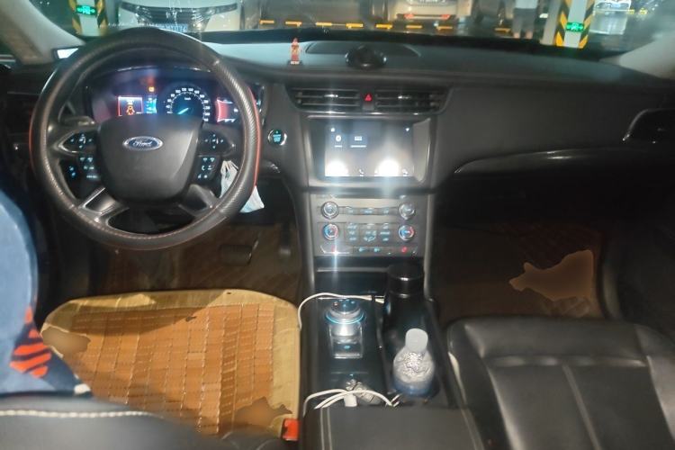 Used Ford Taurus 2016 EcoBoost 180 Luxury Model Center Console
