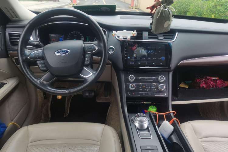 Used Ford Taurus 2016 EcoBoost 180 Luxury Model Center Console