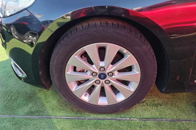Used Ford Taurus 2016 EcoBoost 180 Luxury Model Left Front Wheel Hub