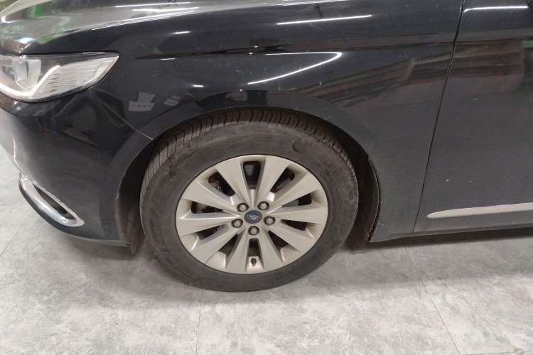 Used Ford Taurus 2016 EcoBoost 180 Luxury Model Left Front Wheel Hub