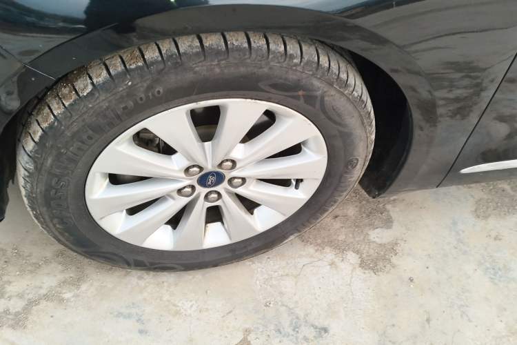 Used Ford Taurus 2016 EcoBoost 180 Luxury Model Left Front Wheel Hub