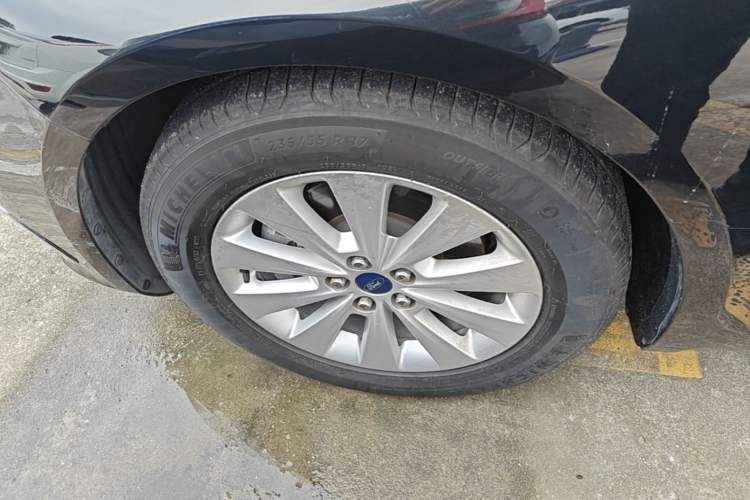Used Ford Taurus 2016 EcoBoost 180 Luxury Model Left Front Wheel Hub