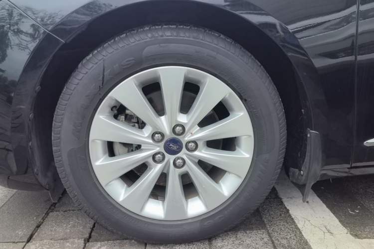 Used Ford Taurus 2016 EcoBoost 180 Luxury Model Left Front Wheel Hub