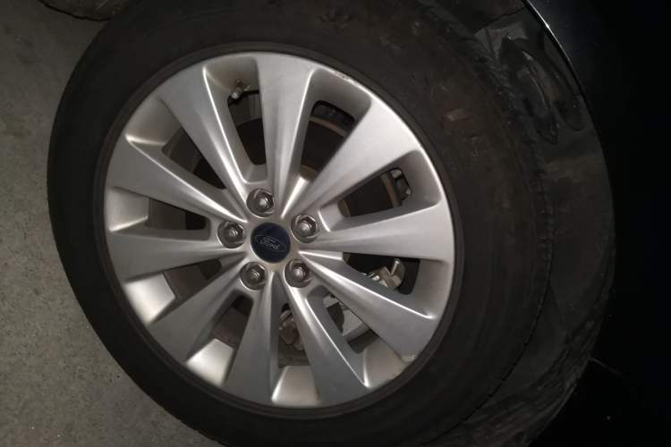 Used Ford Taurus 2016 EcoBoost 180 Luxury Model Right Front Wheel Hub