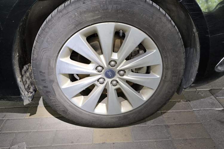 Used Ford Taurus 2016 EcoBoost 180 Luxury Model Right Front Wheel Hub