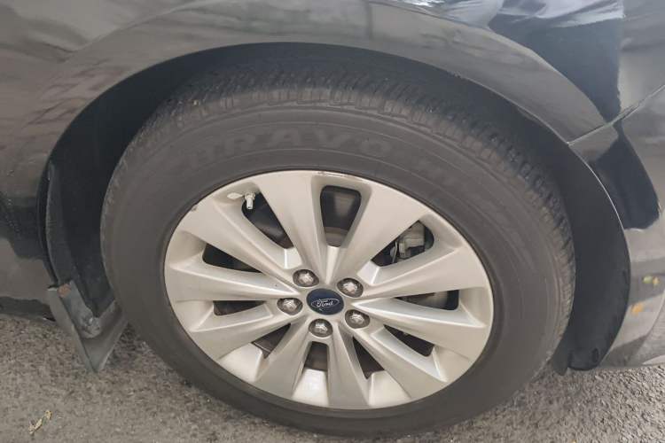 Used Ford Taurus 2016 EcoBoost 180 Luxury Model Right Front Wheel Hub