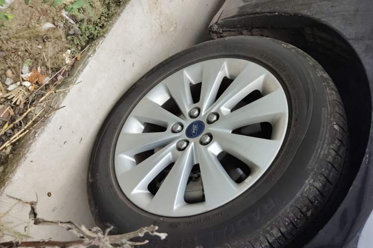 Used Ford Taurus 2016 EcoBoost 180 Luxury Model Right Front Wheel Hub