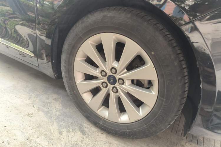 Used Ford Taurus 2016 EcoBoost 180 Luxury Model Right Front Wheel Hub