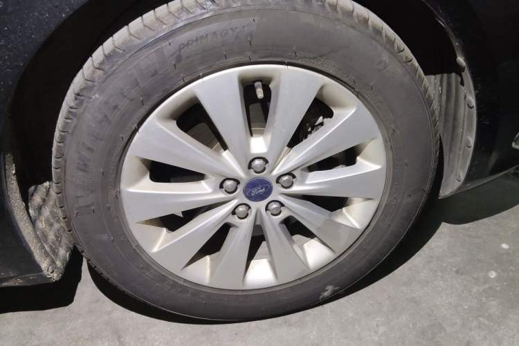 Used Ford Taurus 2016 EcoBoost 180 Luxury Model Right Front Wheel Hub