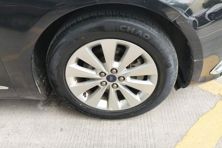 Used Ford Taurus 2016 EcoBoost 180 Luxury Model Right Front Wheel Hub