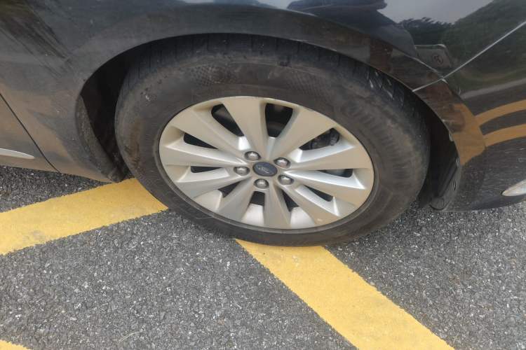 Used Ford Taurus 2016 EcoBoost 180 Luxury Model Right Front Wheel Hub