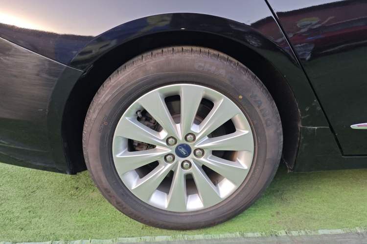 Used Ford Taurus 2016 EcoBoost 180 Luxury Model Right Rear Wheel Hub