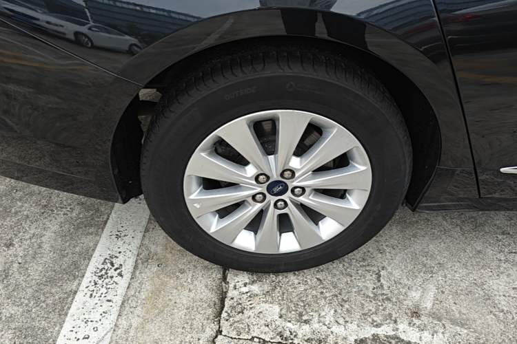 Used Ford Taurus 2016 EcoBoost 180 Luxury Model Right Rear Wheel Hub