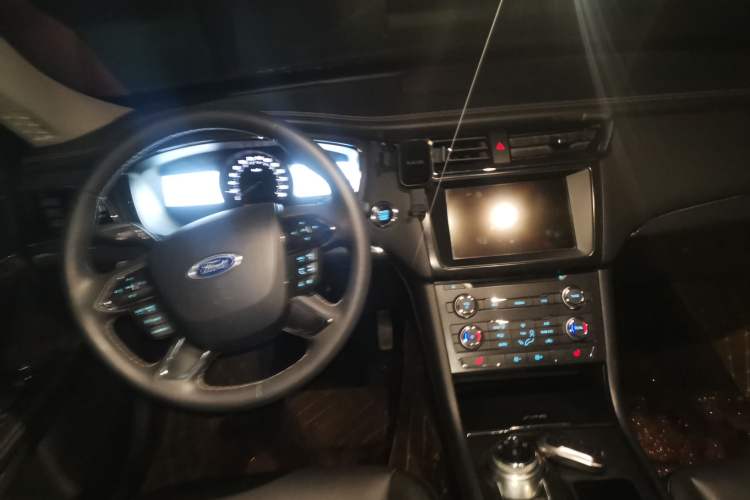 Used Ford Taurus 2016 EcoBoost 180 Luxury Model Steering Wheel