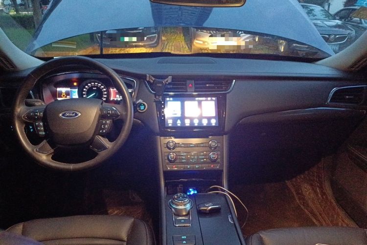 Used Ford Taurus 2016 EcoBoost 180 Luxury Model Center Console