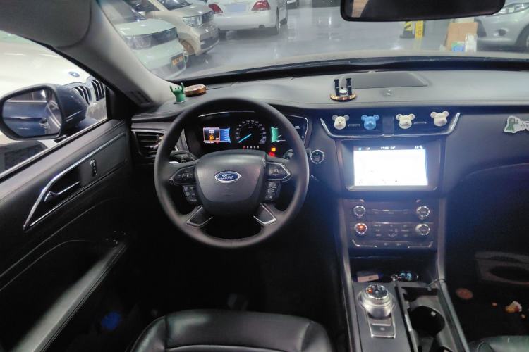 Used Ford Taurus 2016 EcoBoost 180 Luxury Model Center Console