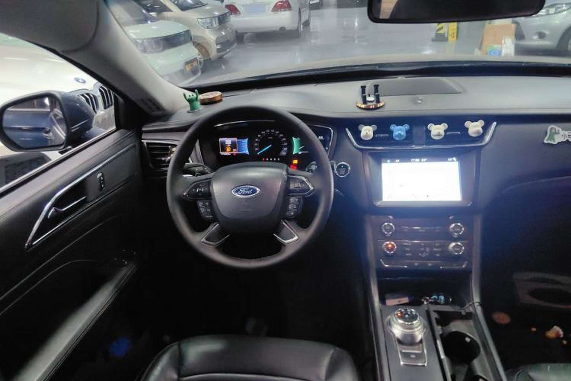 Used Ford Taurus 2016 EcoBoost 180 Luxury Model Center Console