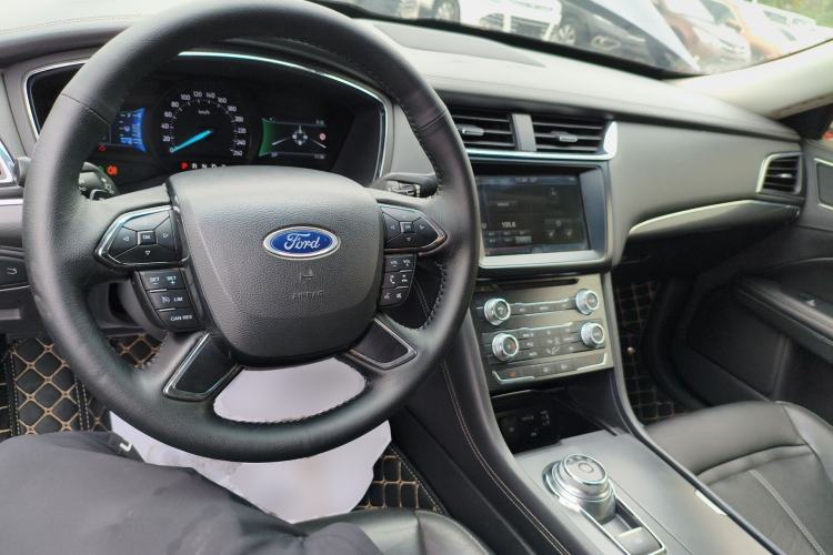 Used Ford Taurus 2016 EcoBoost 180 Luxury Model Center Console