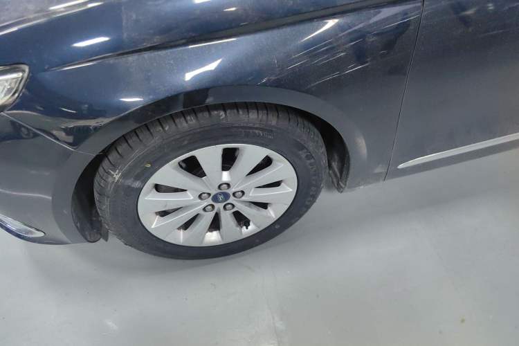 Used Ford Taurus 2016 EcoBoost 180 Luxury Model Left Front Wheel Hub