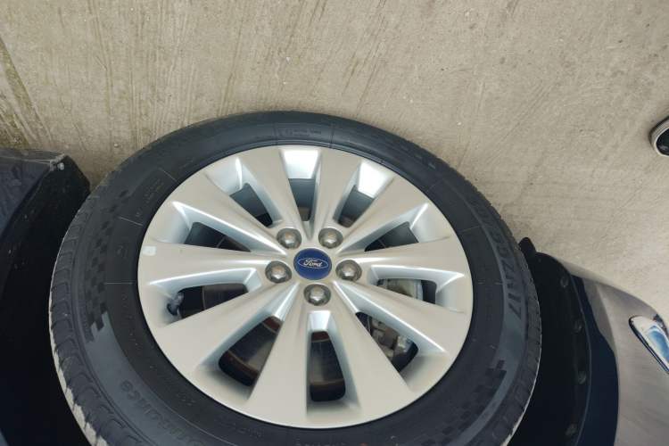 Used Ford Taurus 2016 EcoBoost 180 Luxury Model Left Front Wheel Hub