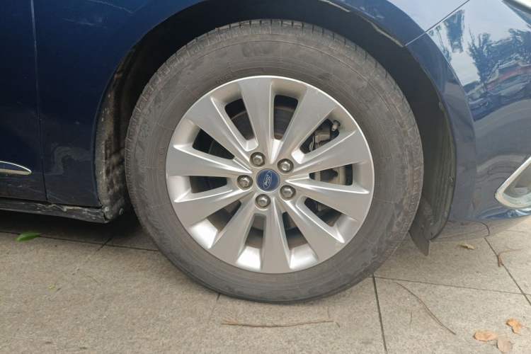 Used Ford Taurus 2016 EcoBoost 180 Luxury Model Right Front Wheel Hub
