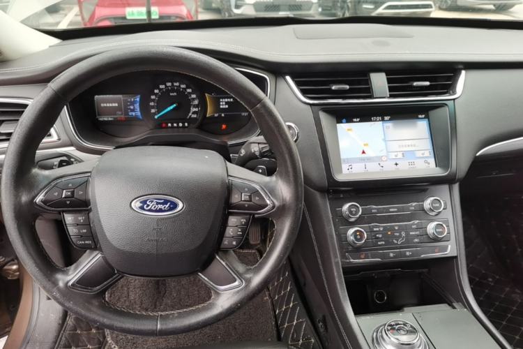 Used Ford Taurus 2016 EcoBoost 180 Luxury Model Center Console