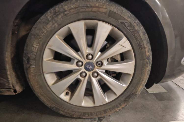 Used Ford Taurus 2016 EcoBoost 180 Luxury Model Right Front Wheel Hub