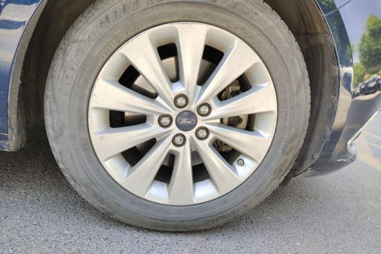 Used Ford Taurus 2016 EcoBoost 180 Luxury Model Right Front Wheel Hub