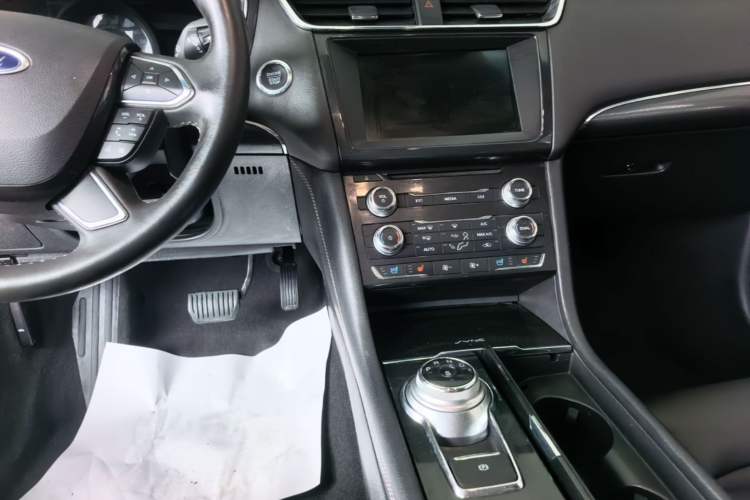 Used Ford Taurus 2017 EcoBoost 245 Fashion Edition Audio And AC Panel