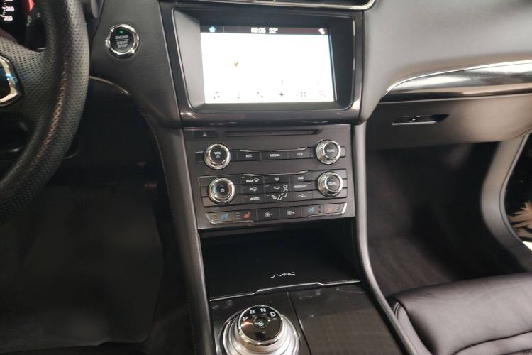 Used Ford Taurus 2017 EcoBoost 245 Fashion Edition Audio And AC Panel