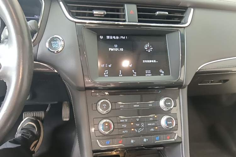 Used Ford Taurus 2017 EcoBoost 245 Fashion Edition Audio And AC Panel