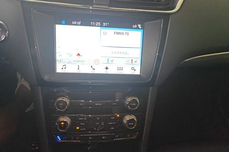 Used Ford Taurus 2017 EcoBoost 245 Fashion Edition Audio And AC Panel