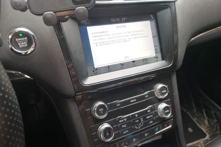 Used Ford Taurus 2017 EcoBoost 245 Fashion Edition Audio And AC Panel