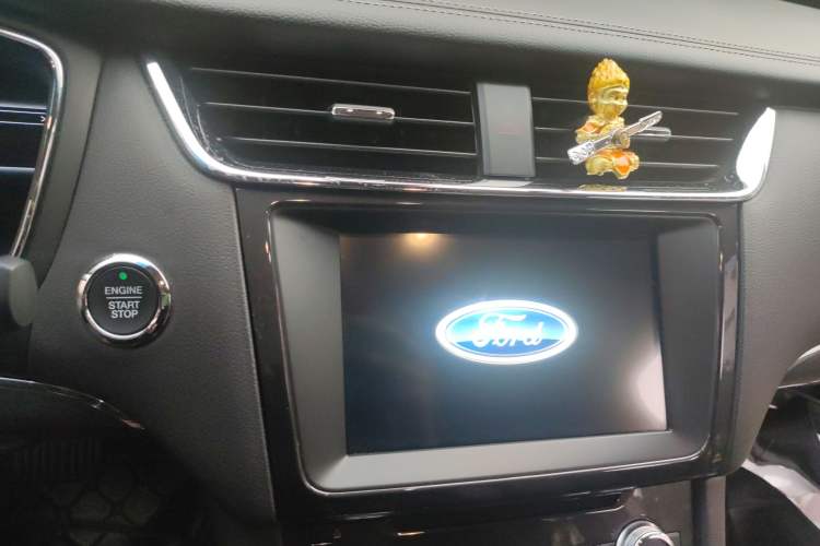 Used Ford Taurus 2017 EcoBoost 245 Fashion Edition Audio And AC Panel