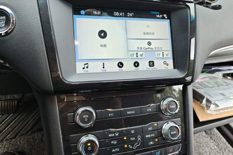 Used Ford Taurus 2017 EcoBoost 245 Fashion Edition Audio And AC Panel