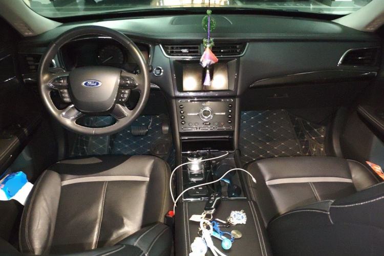 Used Ford Taurus 2017 EcoBoost 245 Luxury Model Center Console