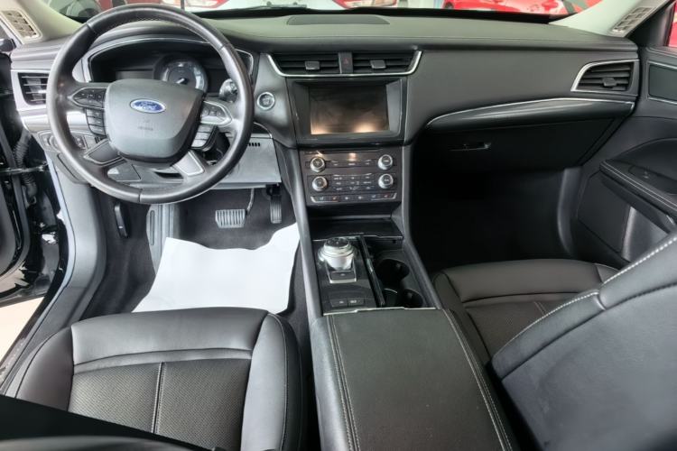 Used Ford Taurus 2017 EcoBoost 245 Fashion Edition Center Console