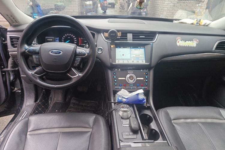 Used Ford Taurus 2017 EcoBoost 245 Luxury Model Center Console