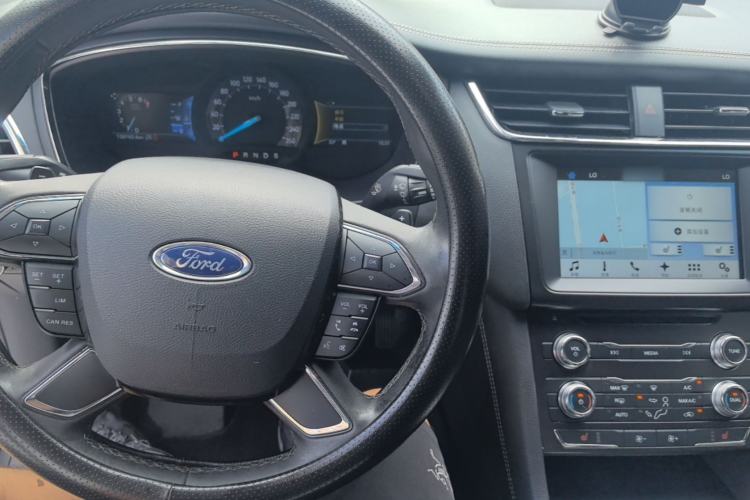 Used Ford Taurus 2017 EcoBoost 180 Luxury Model Center Console