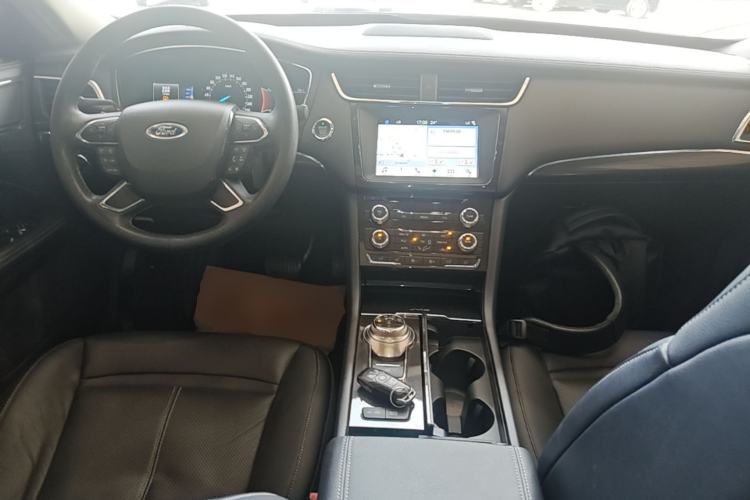Used Ford Taurus 2017 EcoBoost 245 Fashion Edition Center Console