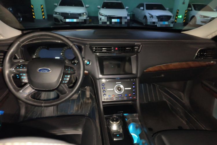Used Ford Taurus 2017 EcoBoost 325 V6 Flagship Model Center Console